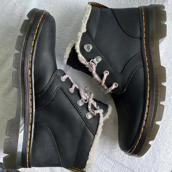 DR MARTENS WOMEN BLACK LACE UP ANKLE BOOT SUPER CUTE SIZE 9 - Picture 5 of 8